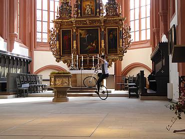 Corinna Wirth, Lob Gottes mit dem ganzen Körper, bei Vorbereitung der Steigerposition. Foto: Kapp-Kleineidam